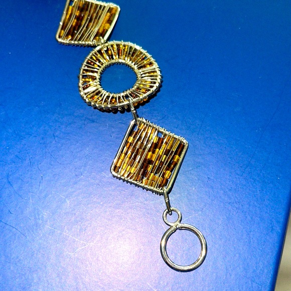 Interesting tortoise colored seed bead wired wrapped woven toggle clasp bracelet - Picture 11 of 12